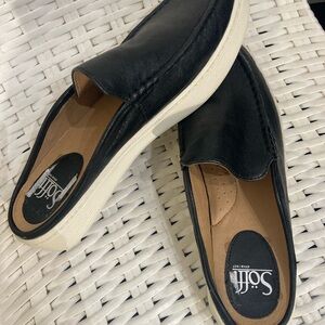 Black woman’s Sofft Somers leather mock mule